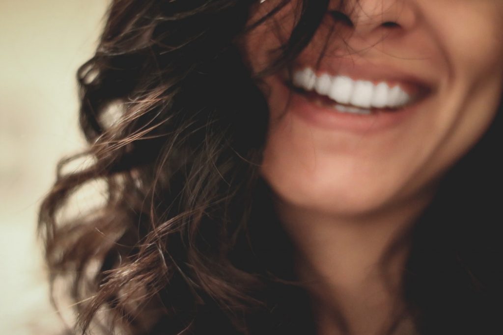 Mỉm cười là một trong những thói quen tốt vào buổi sáng