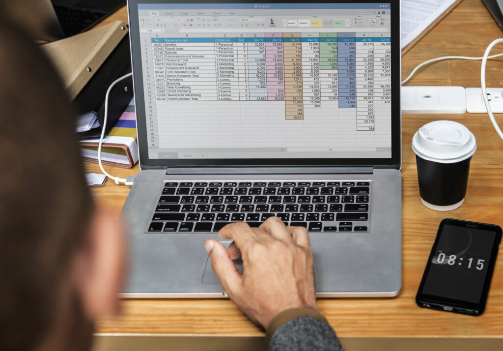 Sử dụng công thức và hàm tính toán trong Excel để báo cáo doanh thu