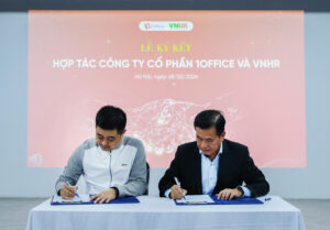 Ông Lê Việt Thắng - CEO 1Office và ông Lê Hồng Phúc - Chủ tịch VNHR chính thức đặt bút ký kết hợp tác 
