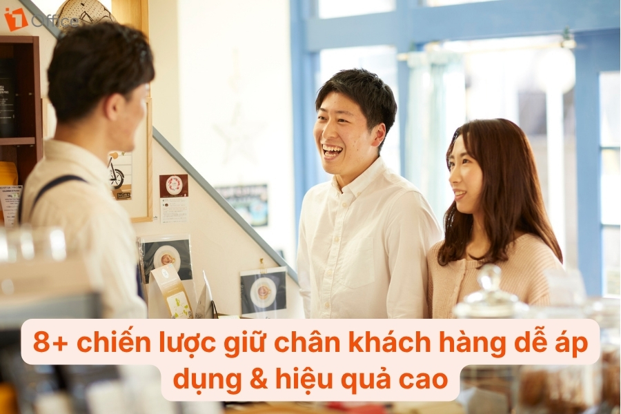 2 người khách hàng đang nói chuyện với người bán hàng cafe