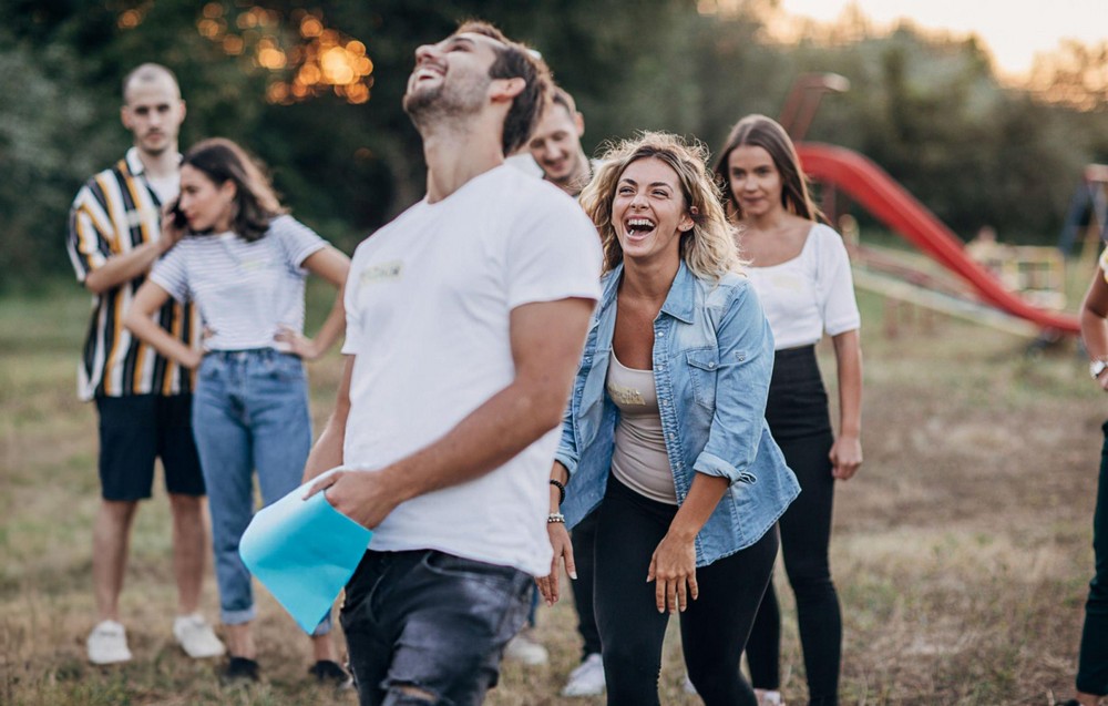 Các nhân viên tham gia trò chơi cùng nhau tại tiệc công ty