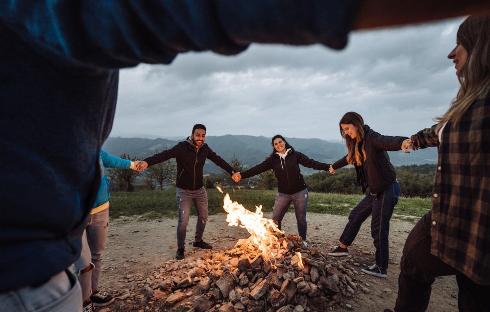 Cùng đốt lửa trại vào chuyến đi chơi du lịch của công ty