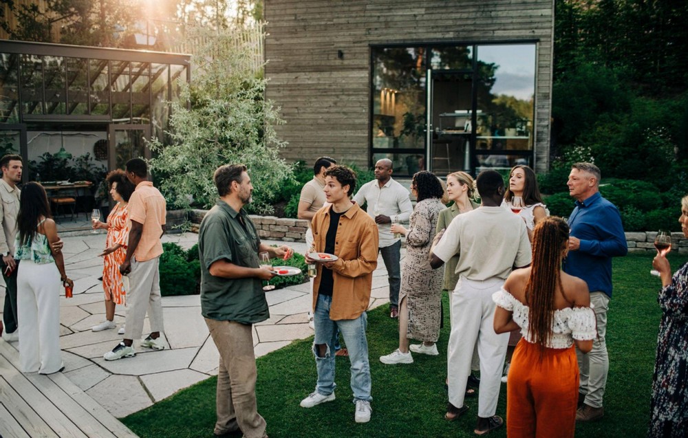 Các nhân viên thư giãn nghỉ ngơi sau khi di chuyển đến điểm du lịch