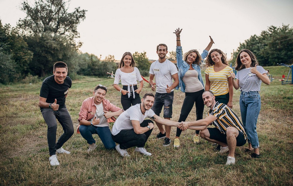 Tạo dang để chụp vài bức ảnh kỷ niệm của chuyến du lịch công ty