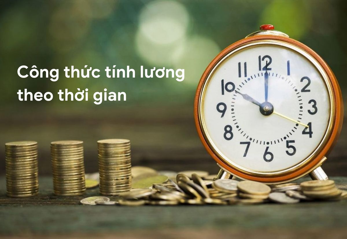 Nhiều đồng xu bên cạnh một chiếc đồng hồ để bàn
