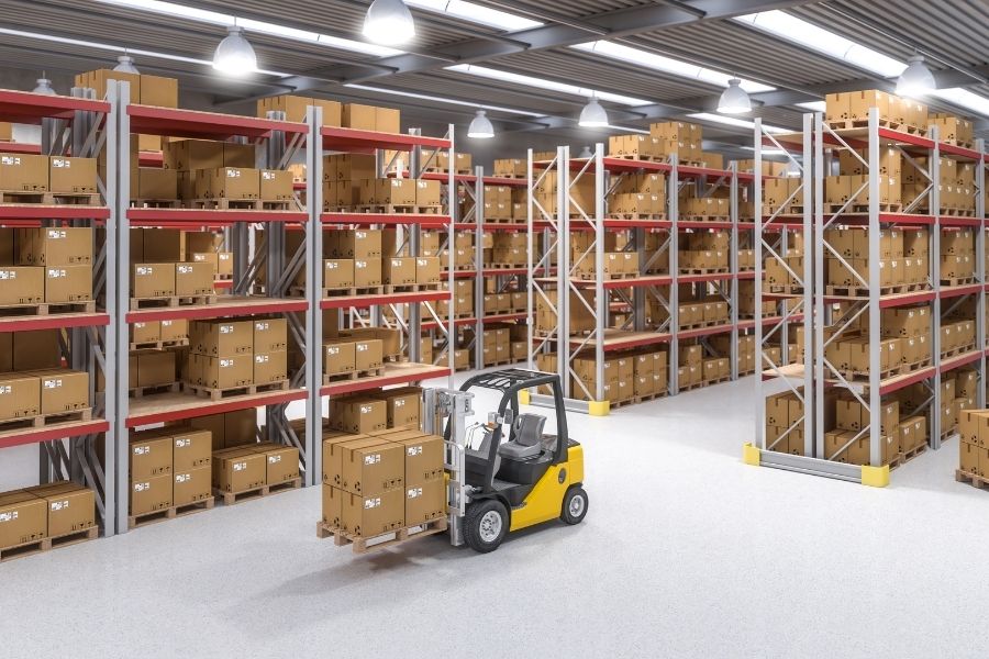 Xe nâng đang di chuyển các thùng hàng trên kệ trong nhà kho hiện đại, minh họa phương pháp bình quân gia quyền trong quản lý hàng tồn kho.
