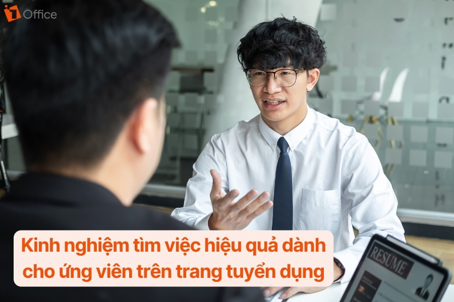 2 người đàn ông đang nói chuyện với nhau trong trang phục sơ mi lịch sự