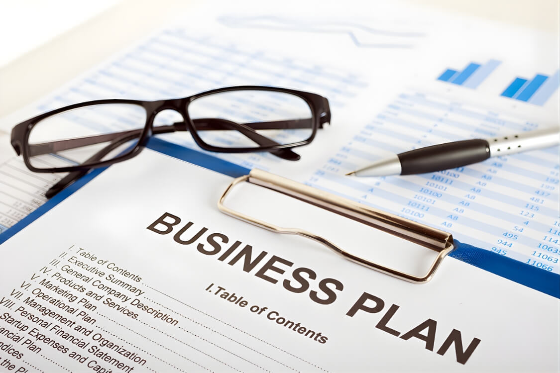 Mục đầu tiên của bảng kế hoạch kinh doanh là tóm tắt dự án kinh doanh