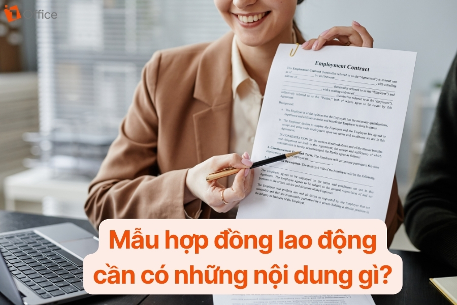 Một người đang dùng bút chỉ vào một hợp đồng