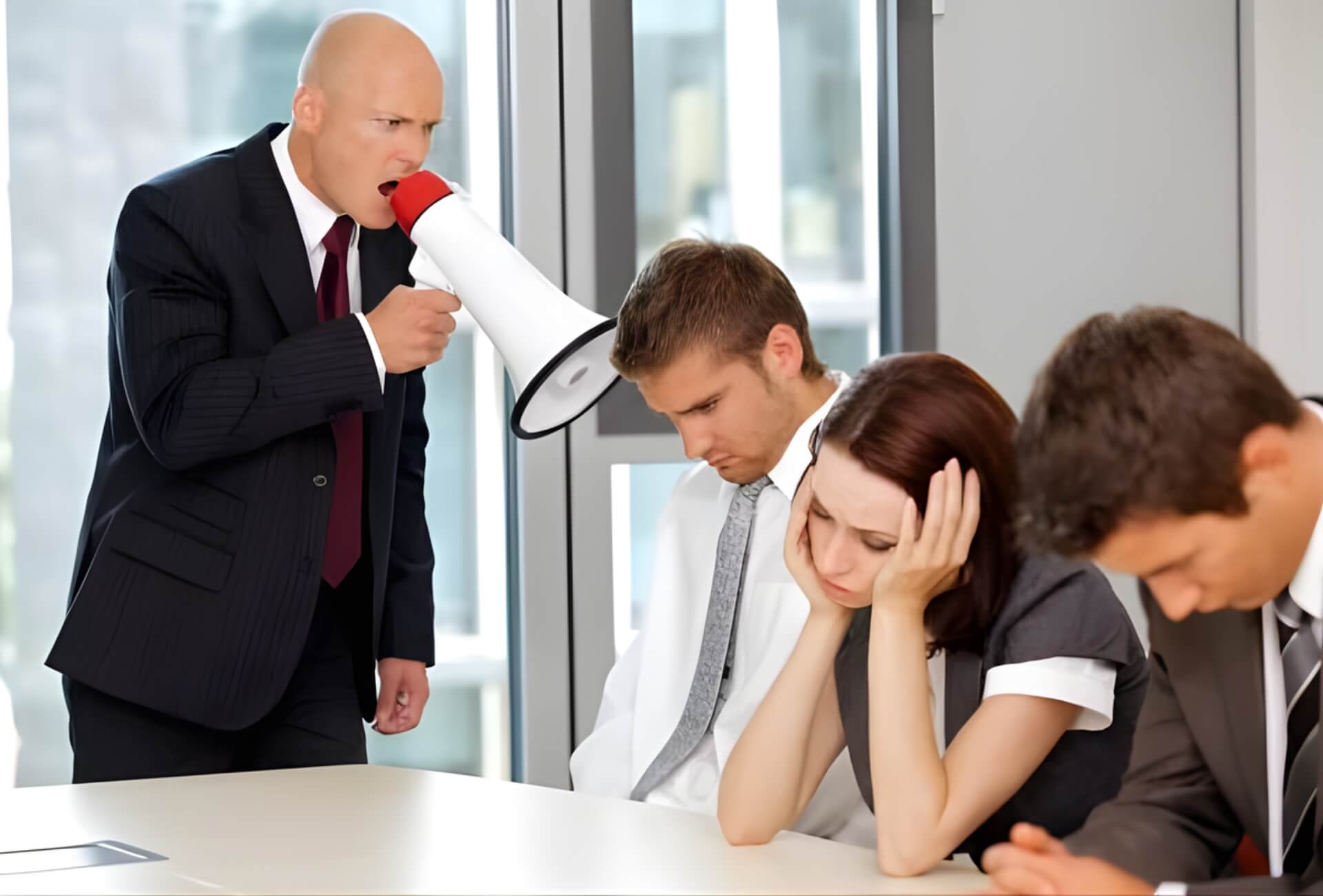 Nghỉ việc vị người sử dụng lao động ngược đãi, đánh đập, nhục mạ