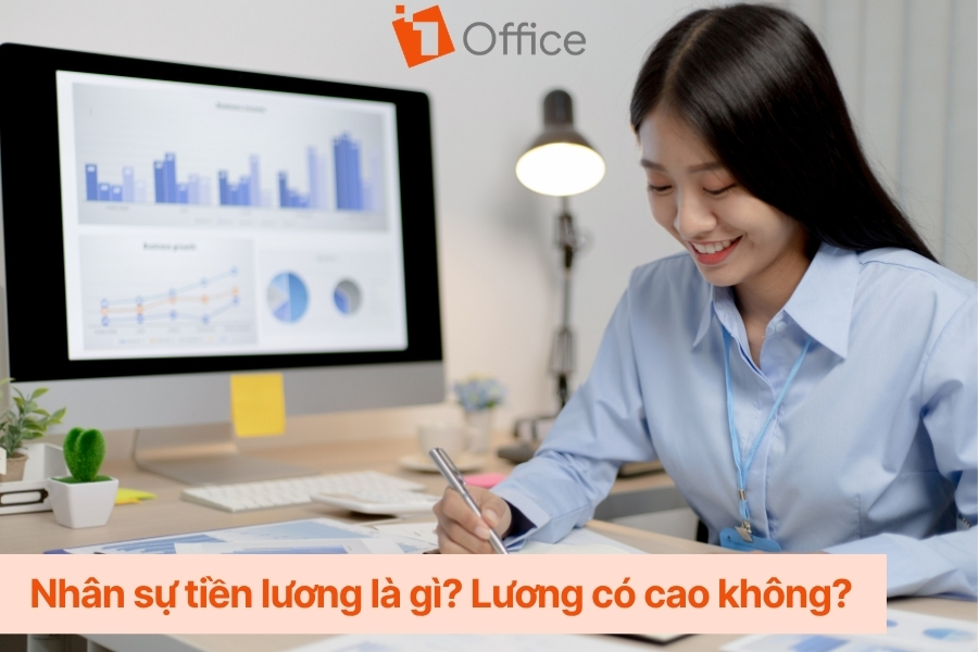 Một cô gái nhân sự tiền lương đang ngồi tính toán với tờ giấy trên mặt bàn