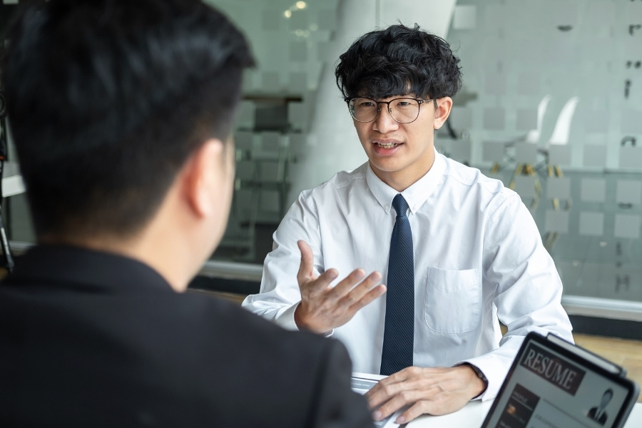 Nhà tuyển dụng trao đổi trực tiếp với ứng viên trong buổi phỏng vấn, đánh giá kỹ năng, định hướng nghề nghiệp và mức độ phù hợp với vị trí thực tập.