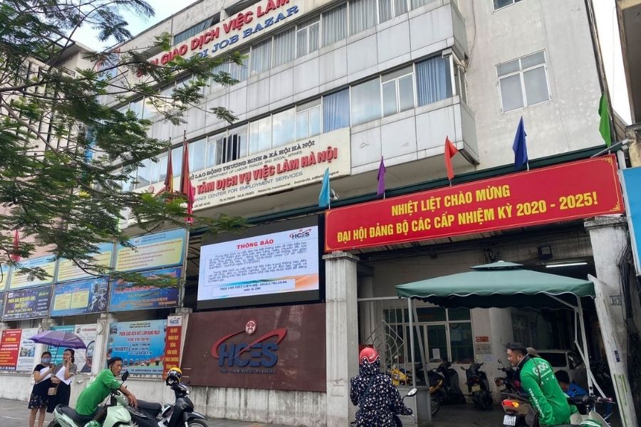 Hình ảnh mặt tiền Trung tâm Dịch vụ việc làm Hà Nội với khu vực tiếp nhận hồ sơ và người lao động đến làm thủ tục