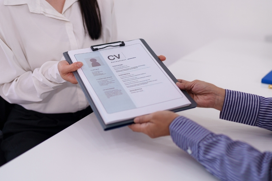 Ứng viên gửi CV cho nhà tuyển dụng trong quá trình ứng tuyển thực tập. Một bản CV chỉn chu, thể hiện rõ kỹ năng và kinh nghiệm sẽ giúp tăng cơ hội được lựa chọn.