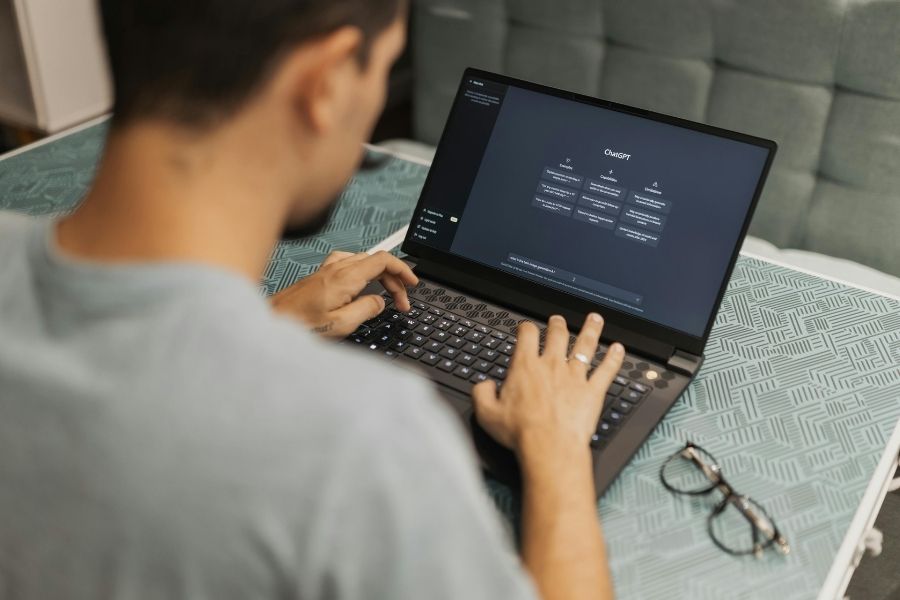Người dùng đang làm việc trên máy tính xách tay với giao diện ChatGPT, minh họa cách viết prompt hiệu quả để AI hiểu đúng yêu cầu.