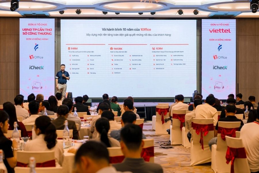 Anh Lê Việt Thắng – CEO & Founder 1Office phát biểu chia sẻ trên sân khấu