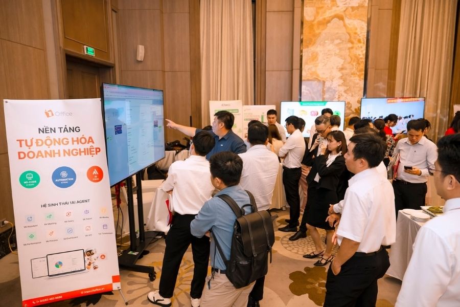 Chuyên gia 1Office trực tiếp tư vấn lộ trình số hóa quy trình cho chủ doanh nghiệp ngay tại sự kiện
