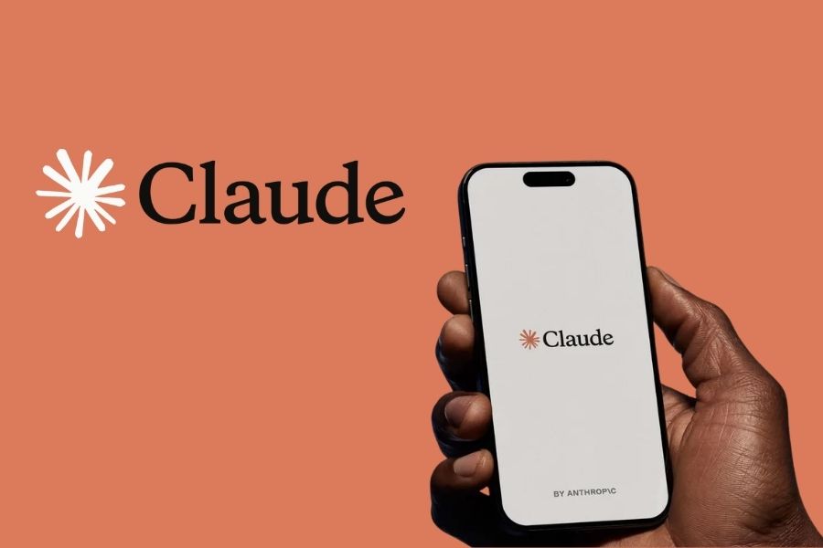 Màn hình điện thoại hiển thị giao diện ứng dụng Claude AI của Anthropic, mô phỏng công nghệ xử lý ngôn ngữ tự nhiên hiện đại.