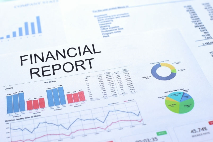 Mẫu báo cáo tài chính (Financial Report) gồm biểu đồ cột, biểu đồ tròn và bảng số liệu kế toán tổng hợp.