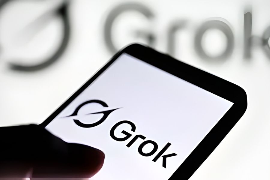 Màn hình điện thoại hiển thị logo Grok AI, công cụ trí tuệ nhân tạo sở hữu lợi thế nhờ khả năng truy cập dữ liệu thời gian thực.